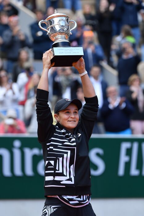 Ashleigh Barty raising the 2019 Roland Garros trophy